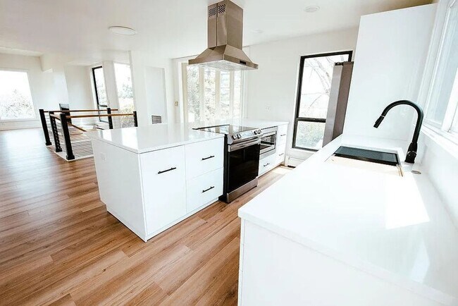 Building Photo - LUX 3BD, 3BA Foothills Home Only 5 Minutes...