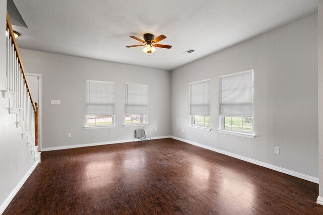 Building Photo - Jewel St- Duplex