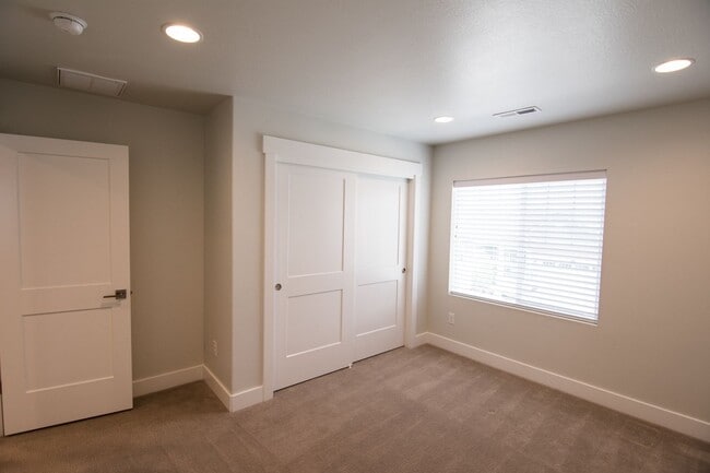 Building Photo - Gorgeous 2-Story Home In a Gated Community!
