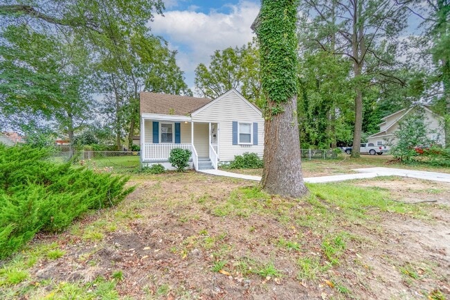 Building Photo - ADORABLE 3 BEDROOM 1 BATH RANCH HOUSE