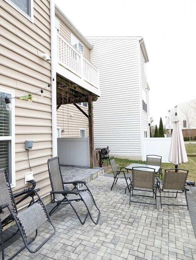 Building Photo - Gorgeous 3 level townhouse in North Potoma...