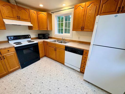 Building Photo - Charming and bright 3 bedroom in Haller Lake