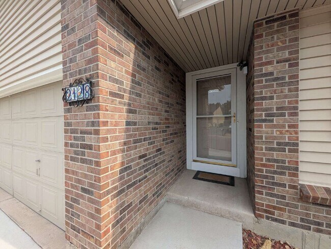 Building Photo - 2128 Beacham Dr