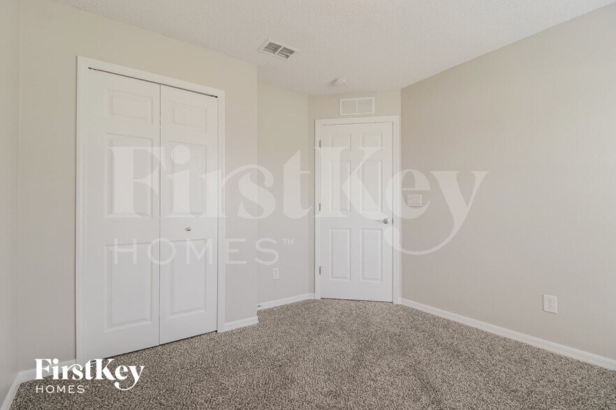 Building Photo - 211 Oak Branch Dr