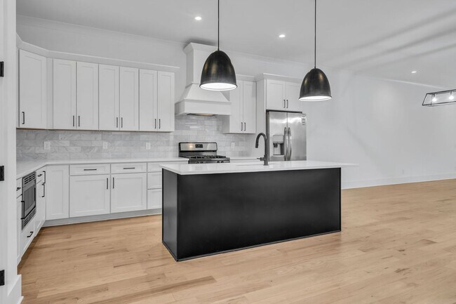 Building Photo - Modern Living in Wedgewood Houston