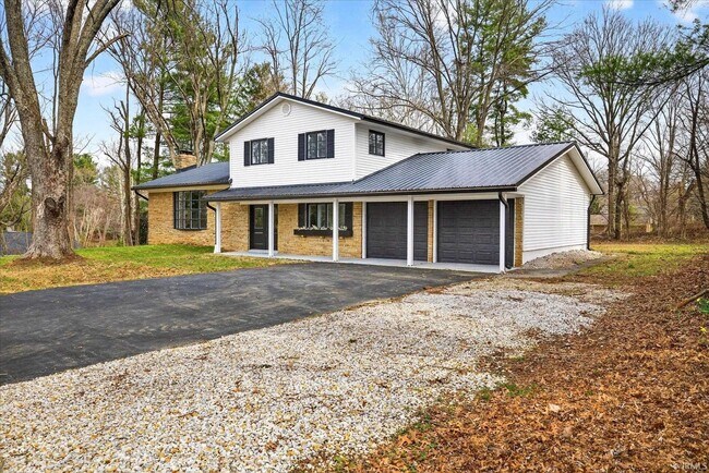 Building Photo - 633 S Ravencrest Ave