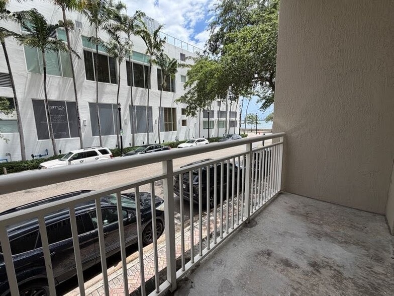 Building Photo - 2000 N Bayshore Dr