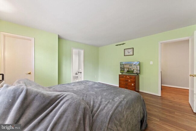 Building Photo - 13 Aviary St