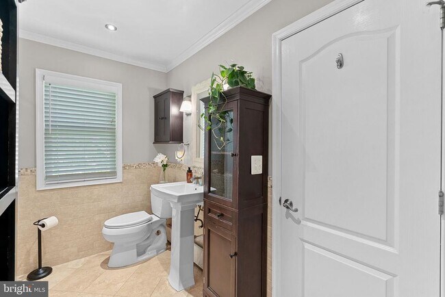 Building Photo - 521 S. Nursery Ave.