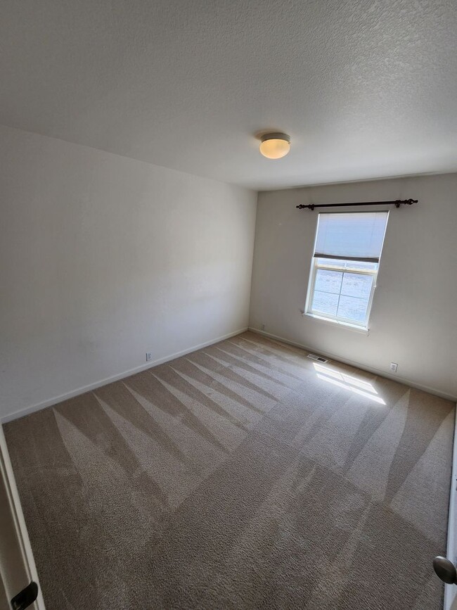 Building Photo - Beautiful Townhome