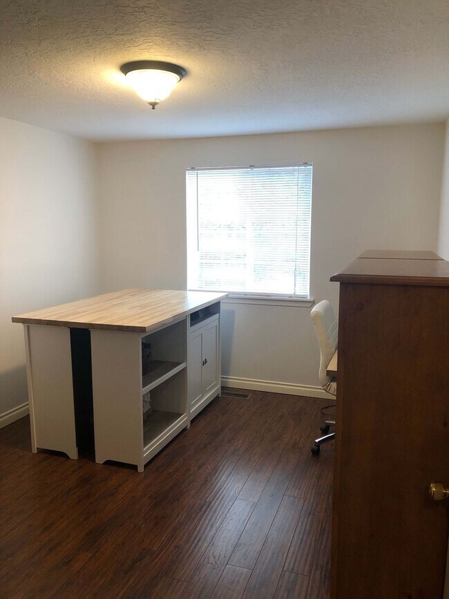 Building Photo - Ranch style home close to river & trails, ...