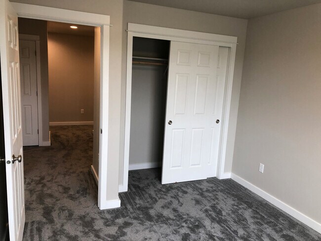 Building Photo - Modern Townhome with Heated Garage