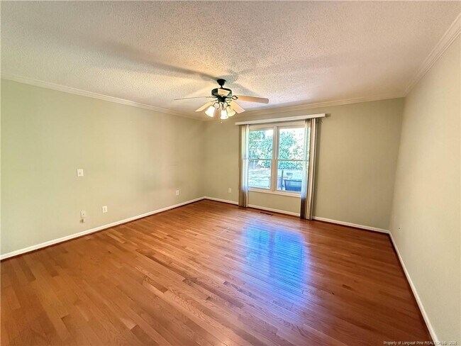 Building Photo - 995 Greenbriar Dr
