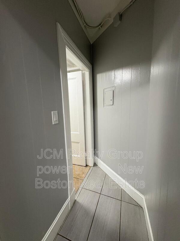 Building Photo - 64 Hollis St