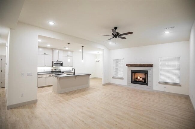 Building Photo - 949 Cook St