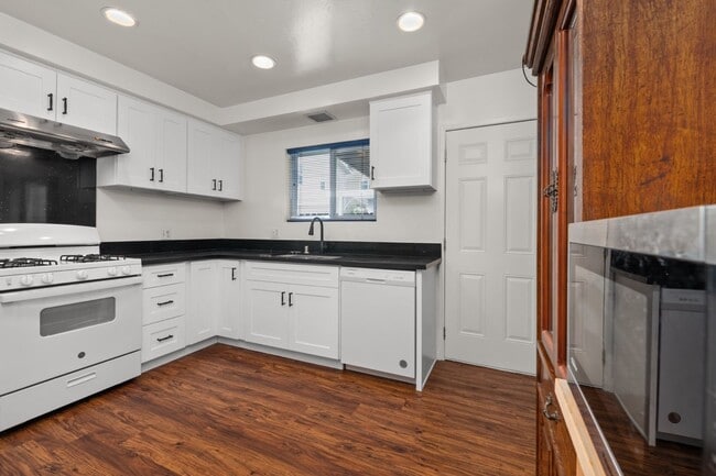 Building Photo - 6233 Hobart St