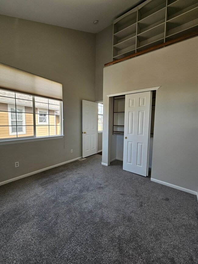 Building Photo - Stunning Highlands Ranch Townhome