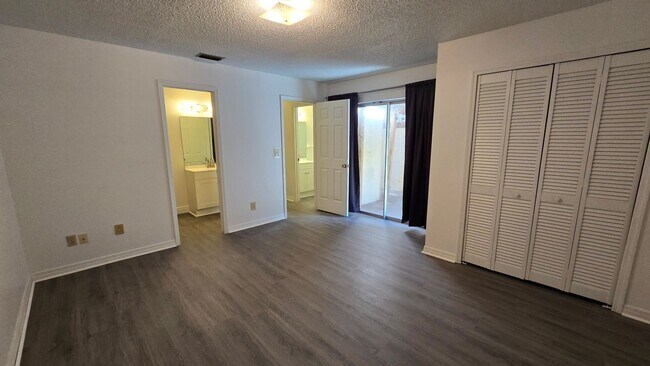 Building Photo - 2 Bed, 1.5 Bath private backyard
