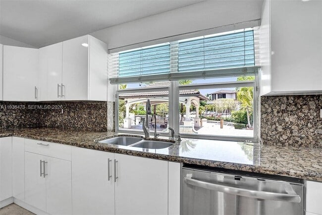 Building Photo - 13105 Biscayne Island Terrace