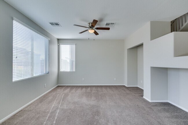 Building Photo - 3 bedroom + Den! Ready for immediate move ...