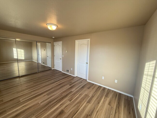 Building Photo - 2561 NW Cedar Ave