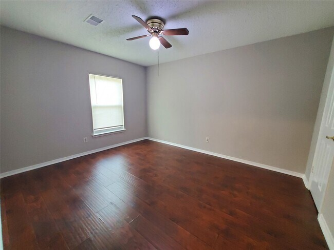 Building Photo - 3323 Green Fields Dr