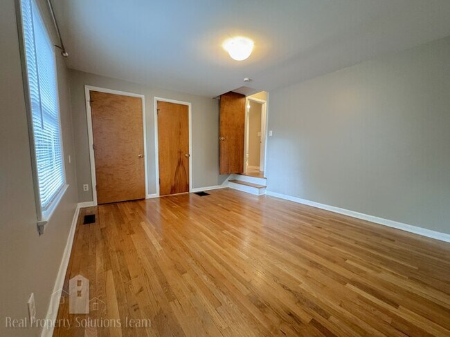 Building Photo - Two Story Home in Upper Arlington with att...