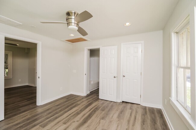 Building Photo - 1 bedroom / 1 bath ~ Just Renovated & Move...