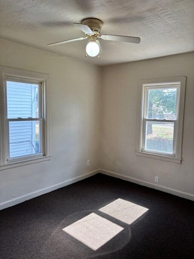 Building Photo - 925 Stanley Ave