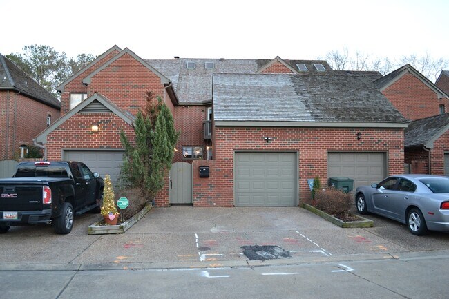Building Photo - 1305 Llewellyn Ave
