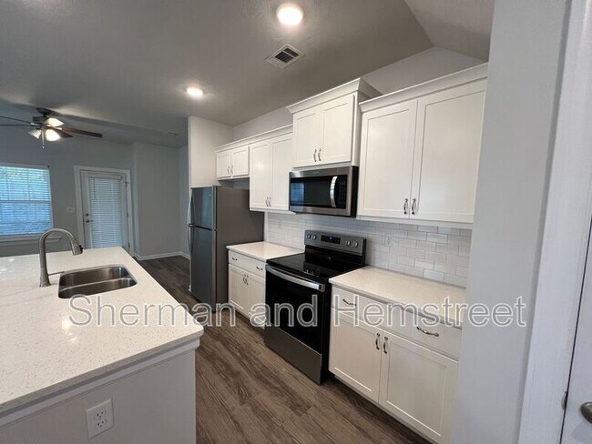 Building Photo - 7058 Hummingbird Dr