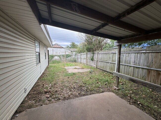 Building Photo - 1400 Brookdale Dr