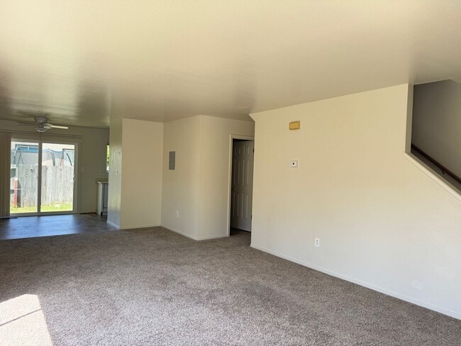 Building Photo - Charming 3 bedroom 1.5 bathroom Two story Town House with an attached garage.