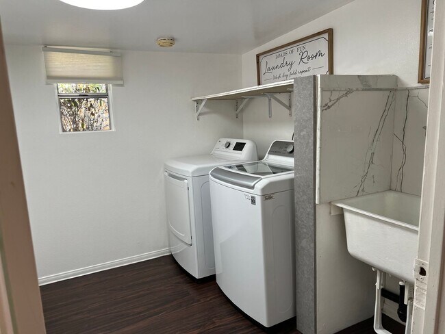 Building Photo - Charming Anaheim Cottage