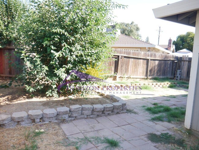 Building Photo - 5566-5568 Hillsdale Blvd
