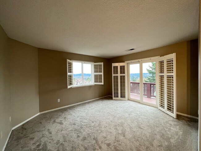 Building Photo - Immaculate 4 bedroom, 3.5 bathroom, tri-level Home in Tigard!! Expansive Views, Office space, Gam...