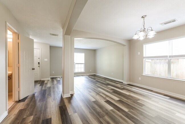 Building Photo - 2422 Fox River Ln