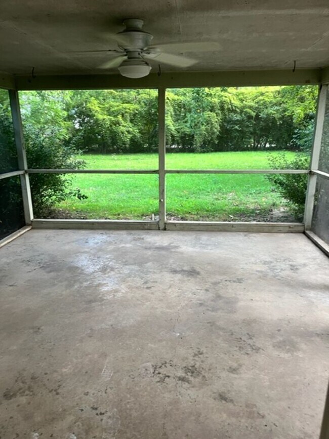 Building Photo - 3 bed 1 bath Single Family Home with 1 car attached Garage