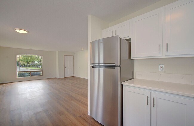 Building Photo - Beautiful Updated 2BR/2BA in 55+ Fisher Landing Community – Available Now!
