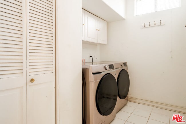 Building Photo - 2030 S Bentley Ave