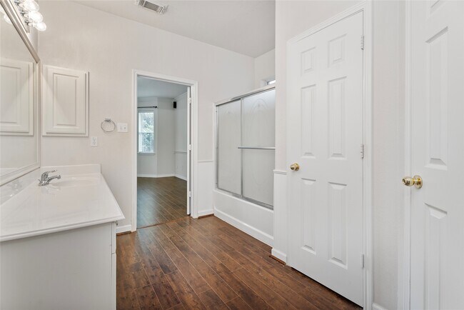 Building Photo - 407 Livingstone Ln