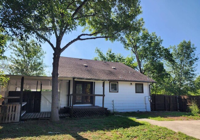 Building Photo - Beautiful house for Lease in Manor Downtow...