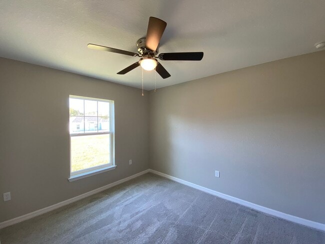 Building Photo - Custom Home - Desirable SE Ocala Neighborhood 3/2/2 **Won't Last**