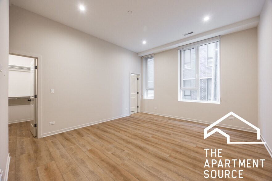 Building Photo - 3207 N Narragansett Ave