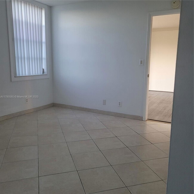 Building Photo - 1920 Sabal Palm Dr