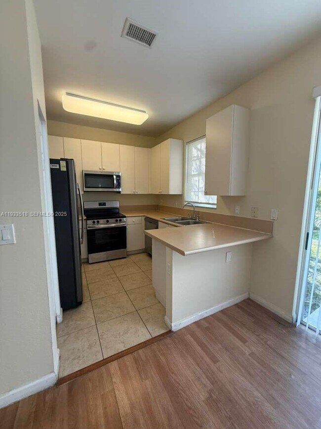 Building Photo - 448 NE 21st Ave