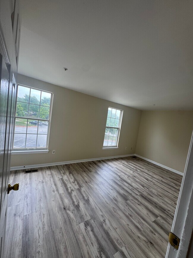 Building Photo - 8918 Pembrook Woods