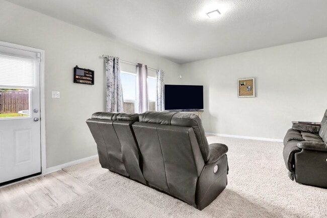 Building Photo - 6639 Luckey Pine