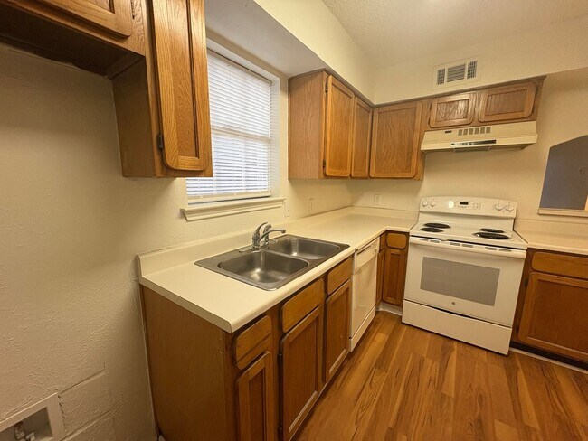 Building Photo - Adorable 2-2 in Arlington