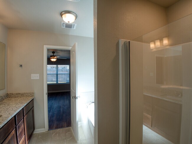 Building Photo - 1368 Kingsgate Dr